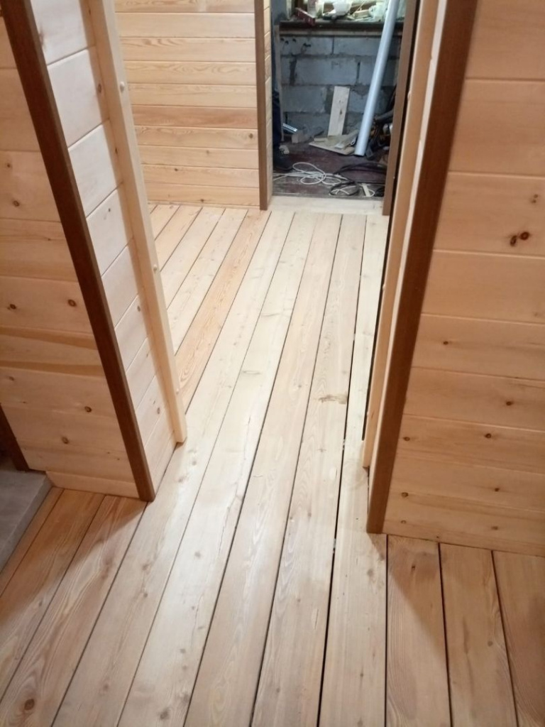 Зона отдыха, коридор и сауна из доски хвойных пород Источник изображения: vseizdereva.pro